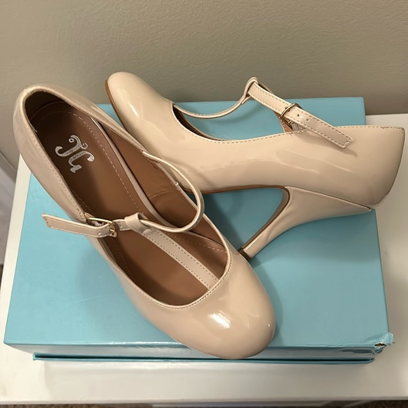 Neutral color heels - Picture 1 of 10